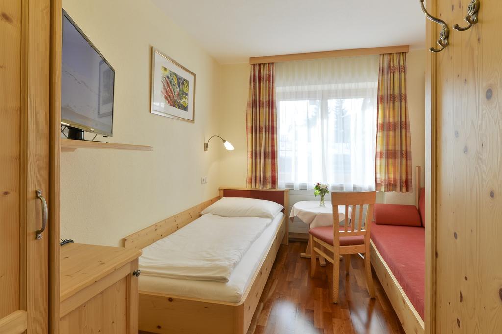 Haus Wallis Hotel Lech am Arlberg Szoba fotó